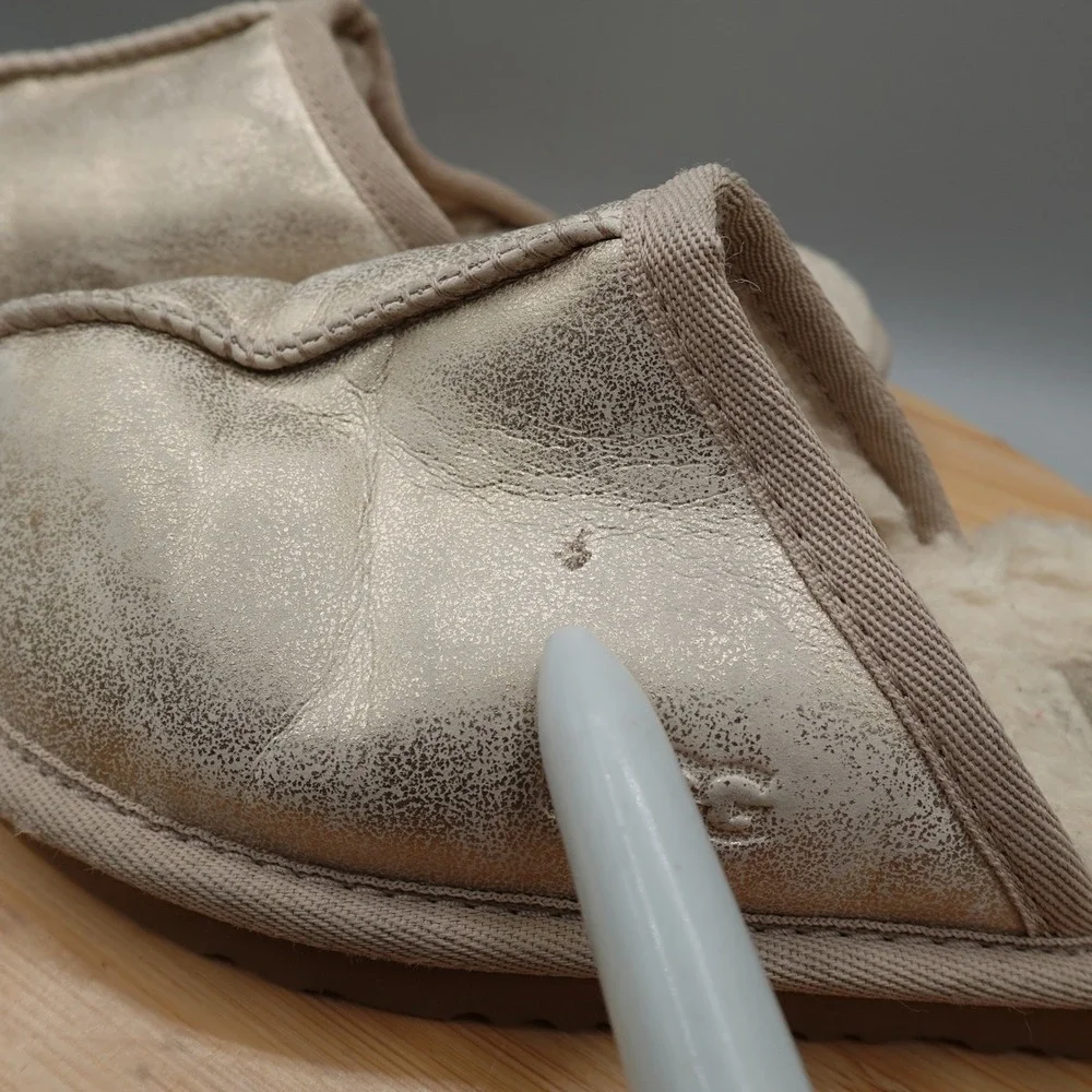 UGG Kids 1 Slippers Gold Metallic Sheepskin Lined Slip On Mules 1139810K Flaw